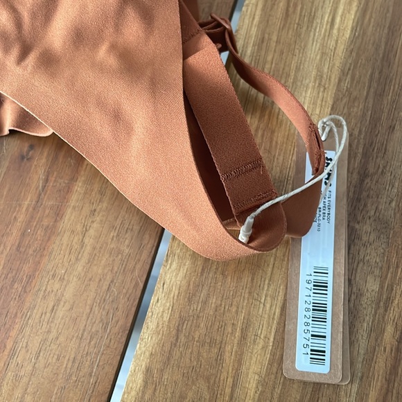 SKIMS Fits Everybody High Apex Bra - Picture 6 of 6